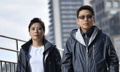 一秒與世隔絕！熟女掀起外套革命