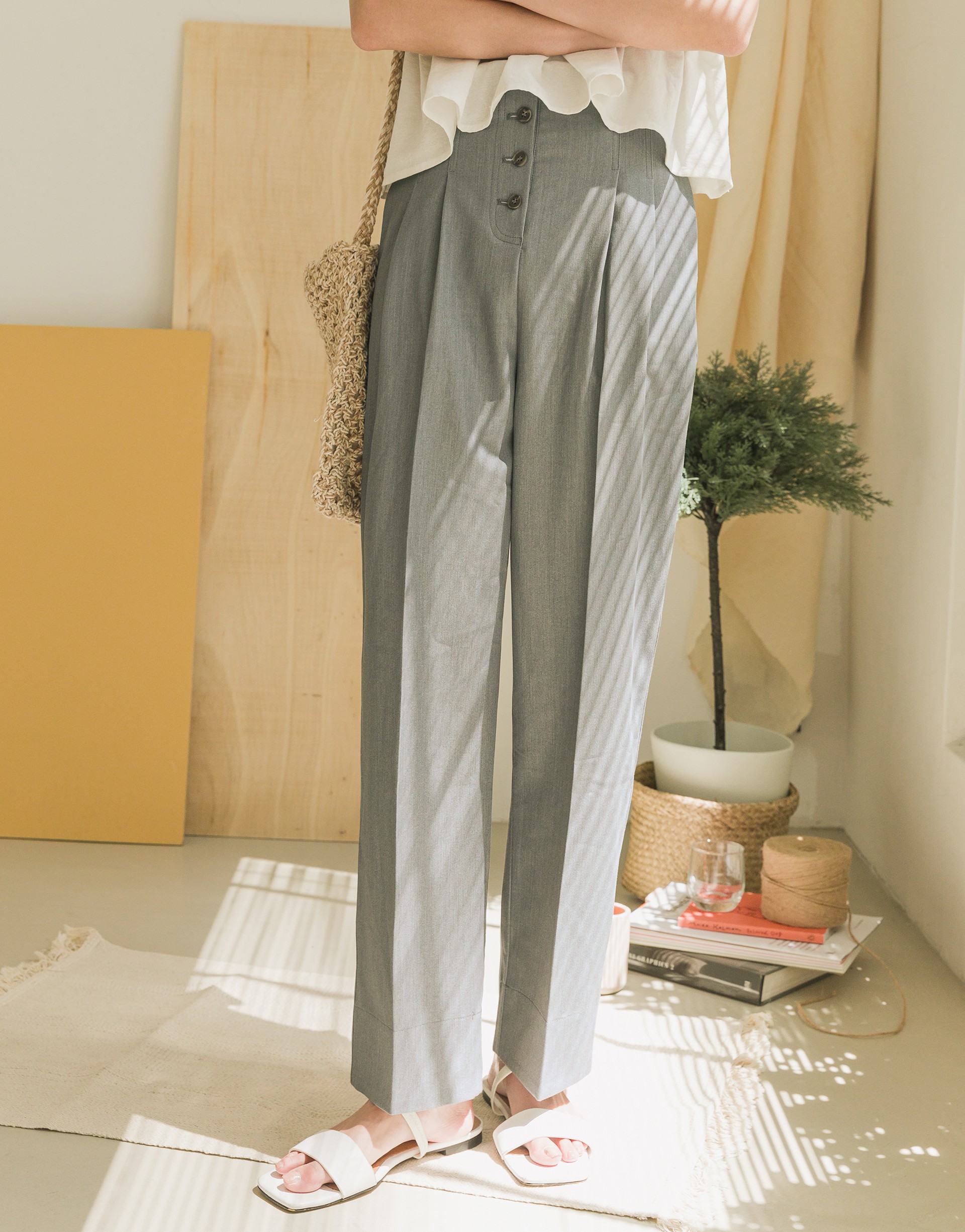 排釦造型/精選挺版西裝面料/兩側有口袋/後面單一個貼口袋/褲口可反摺有配色/寬褲版型