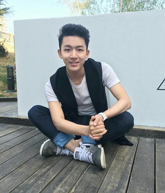 近期爆火男星的青澀舊照！鄧為、成毅風格差異大，陳哲遠、曾舜晞從小顏值就高！