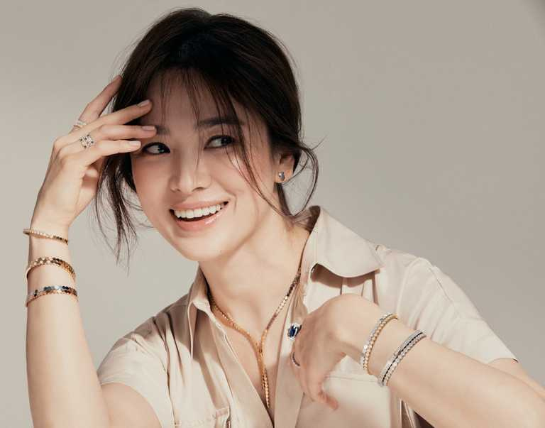 在另一套CHAUMET「Bee My Love系列」全新形象照中，宋慧喬換穿米色襯衫，知性詮釋現代女性忠於自我的率性丰姿。（圖╱CHAUMET提供）