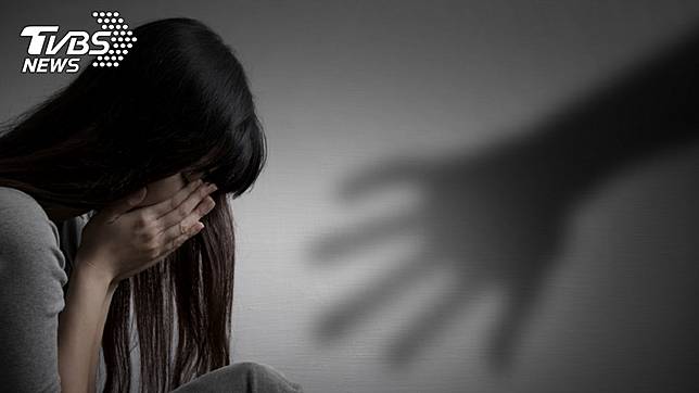 大一女和前任發生關係，正好現任出現住處，她謊稱自己遭前任性侵。(示意圖／TVBS)