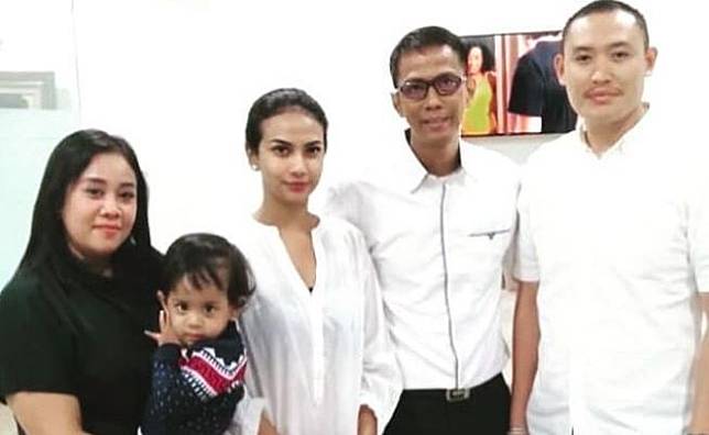 Vanessa Angel diapit oleh ayahnya, Doddy Sudrajat dan ibu sambungnya, Puput Soedrajat.