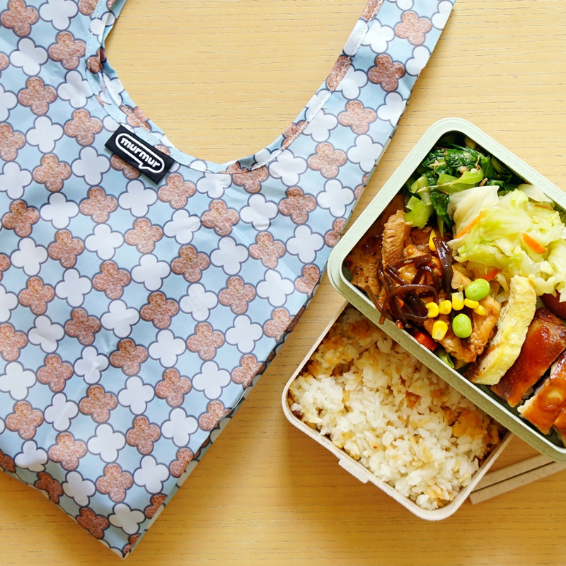 商品資料上班族的午休購物時光，㊙️為̶了̶避̶免̶買̶太̶多̶便當＋飲料＋下午茶零食的大小剛剛好！防潑水的購物包，內縫折疊收納袋，最可愛的台灣 老屋顏 ｘ murmur 多功能購物袋的兩種款式，你喜歡