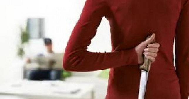 回家見夫「擁小三躺床」！人妻氣炸持刀怒刺19歲嫩妹