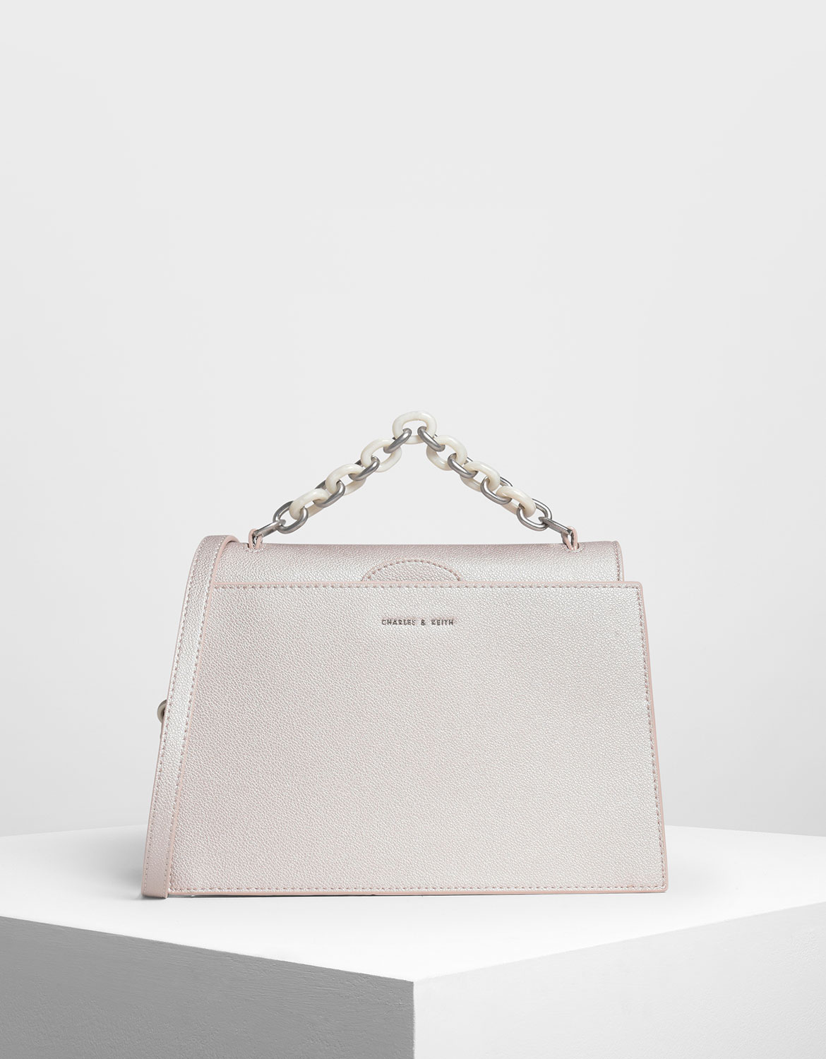 百褶裙搭配長大衣，創造充滿女人味的穿搭。