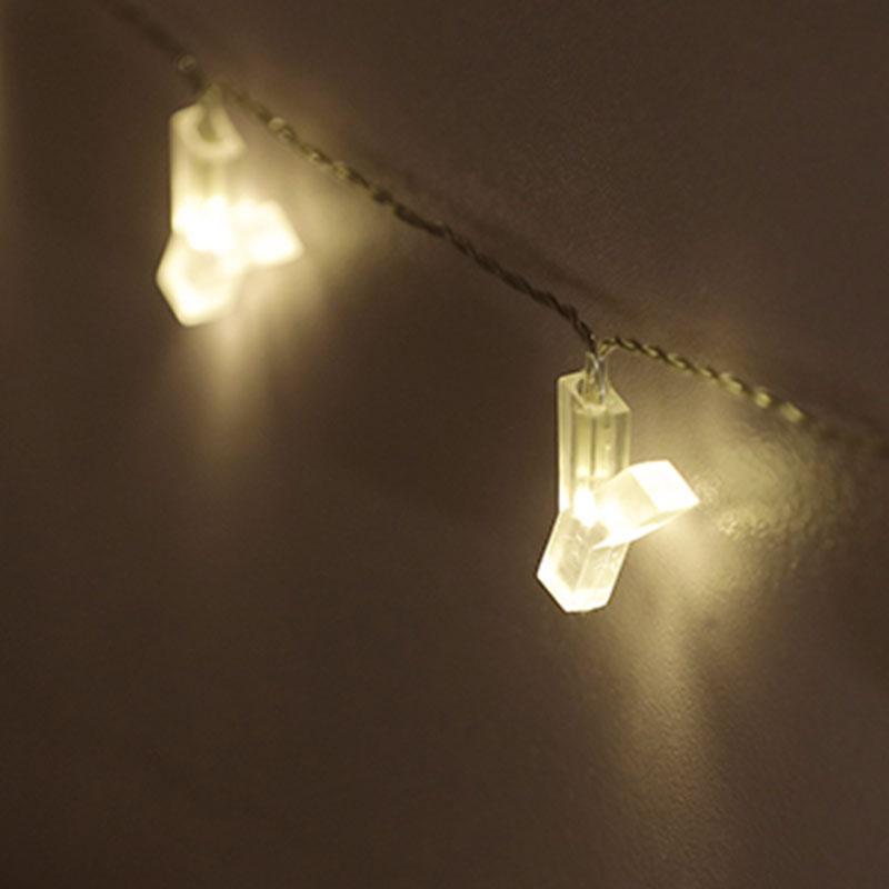 產品特色 韓劇愛用裝飾 佈置首選 LED字母燈串 適用各種空間 省電又耐熱 攜帶方便 適用生日、活動、節慶佈置燈飾 產品介紹 商品規格 產地：中國 保固：瑕疵品退換貨保證 材質：LED、塑膠 尺寸：字