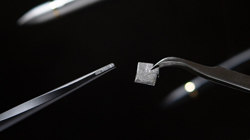 神奇、精緻、療癒、金屬。自立筆〔星際〕以23.5度角抵抗重力，不用電力。 機器與師傅手工工藝精雕細琢，只為達到完美平衡。 自立筆〔星際〕將成為你桌面上是最獨特的療癒精品，你桌上無可取代的風格配件用品。