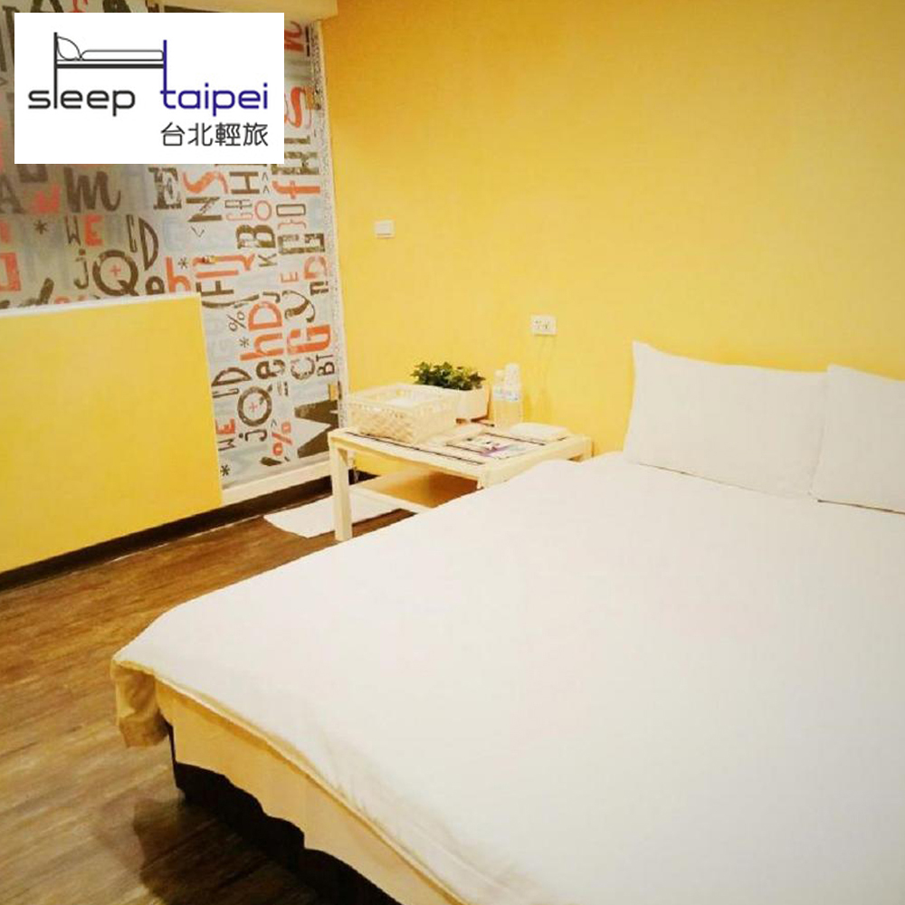 台北輕旅SleepTaipei座落於新北板橋新板特區中心，四鐵共構、交通便利，離府中捷運站步行只需3分鐘，附近有誠品商圈、遠東百貨、星據點KTV及南雅夜市商圈，是背包客、出差旅客的大台北首選地點之一，