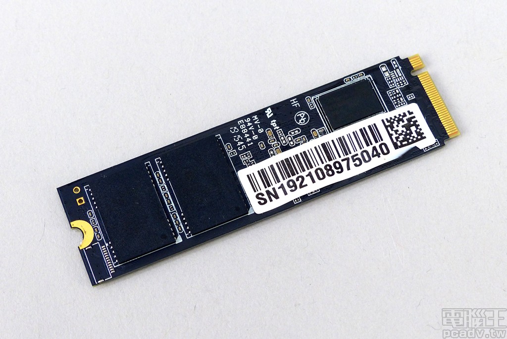 ▲ AORUS NVMe Gen4 SSD 背面安排另外 1 顆記憶體與 2 個快閃記憶體封裝。