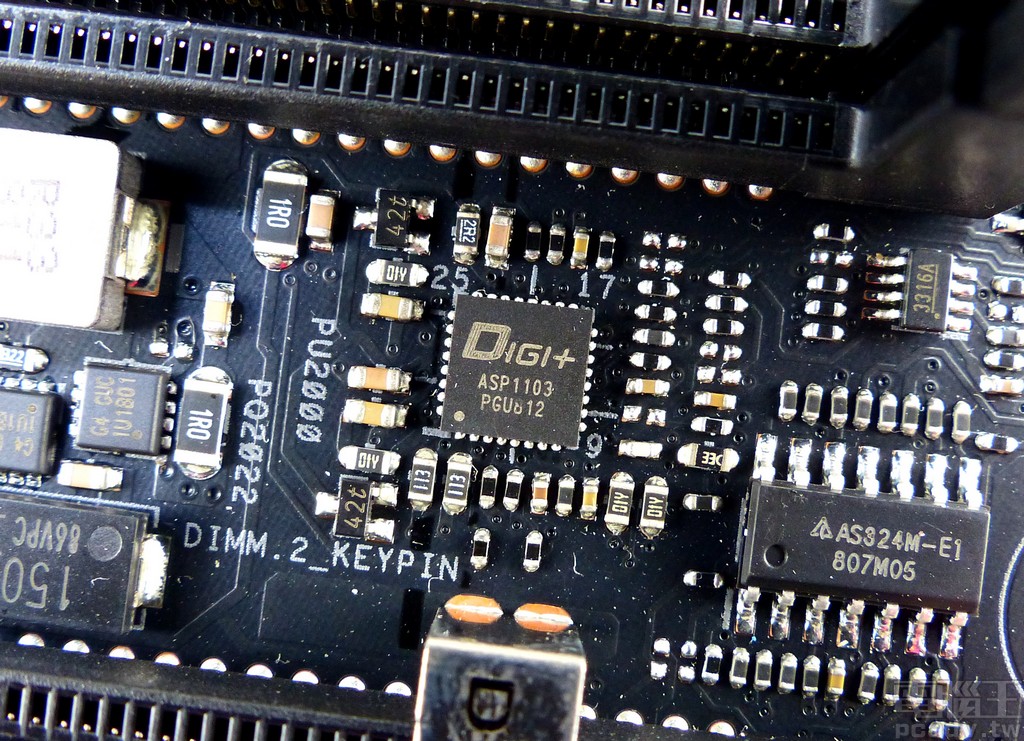 記憶體主要供電由 ASP1103 晶片控制，採用 2 相供電規模