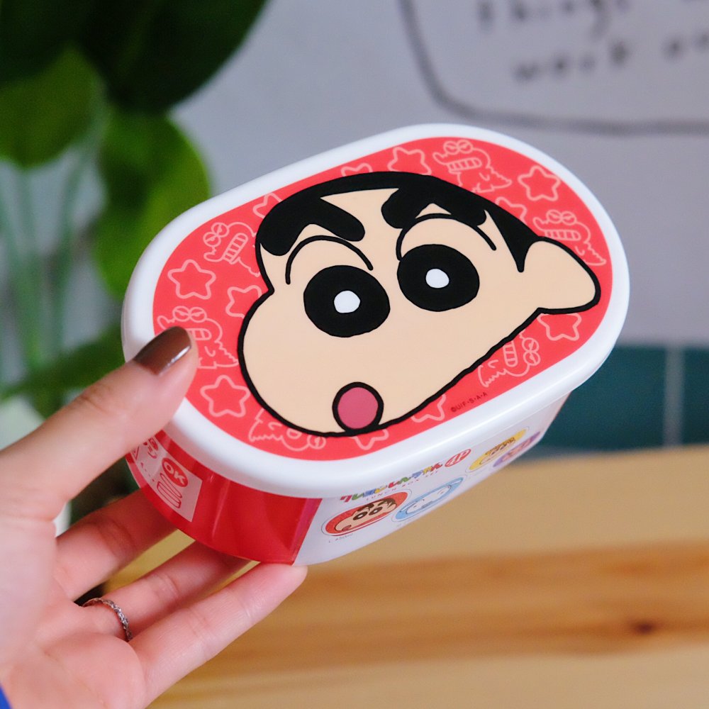 ✦日本商品空運同步販售✦日本製蠟筆小新四合一餐盒組，共四種尺寸！✦四個尺寸的餐盒可收納在一起，不佔空間又超實用！✦微波爐可適用，上班上課都適合攜帶！✦明天的午餐就決定和小新一起享用了～