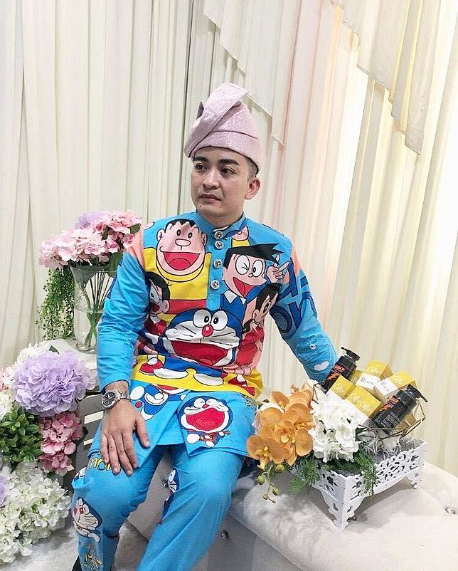Unik, Pria Ini Pakai Baju Pengantin Bermotif Doraemon di ...