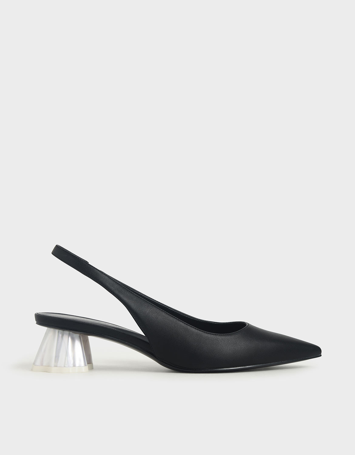 貝殼鞋跟為經典尖頭鞋款注入夢幻的形象，打造上下班都合適的穿搭更加輕而一舉。