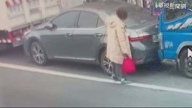車遭前後包夾女車主倒車10次脫困 華視新聞 Line Today