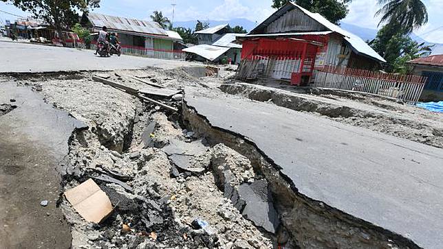 Dampak Gempa Sigi, Rumah dan Tiang-Tiang Listrik Roboh