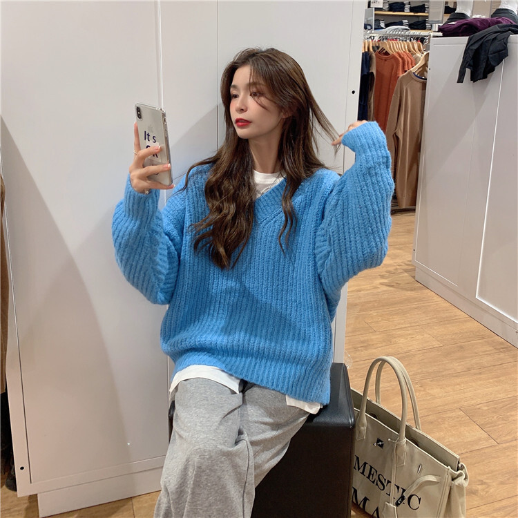 材質針織 尺寸均碼(f)肩寬69袖長50胸圍128衣長60  顯瘦大v領造型露露鎖骨剛剛好  誰說秋冬只能穿高領毛衣對吧  大落肩寬鬆剪裁滑肩溜肩的集美大可以放心穿  我做了一個均碼一點都不挑身材  120+的身材駕馭起來也沒問題  領口做的比較大穿脫起來非常省力  而且太適合做疊穿了可以內搭純色小白t  領口袖口和下擺都露出一小截特別顯層次感  軟奶藍上身炒雞抬膚色  面料選的是比較粗一點的針織紗線  針法很有美感整件肌理感非常漂亮  觸感軟軟糯糯的也很親膚  比抱男朋友還舒服~