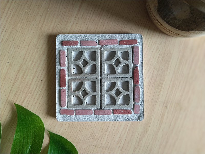 象徵著金錢的水泥花磚，為你帶來金錢運。眷村中常見的水泥窗花及紅磚牆，隨著時代逐漸消失，為了保留歷史的記憶，以常見的生用品，杯墊，來創造第二生命。