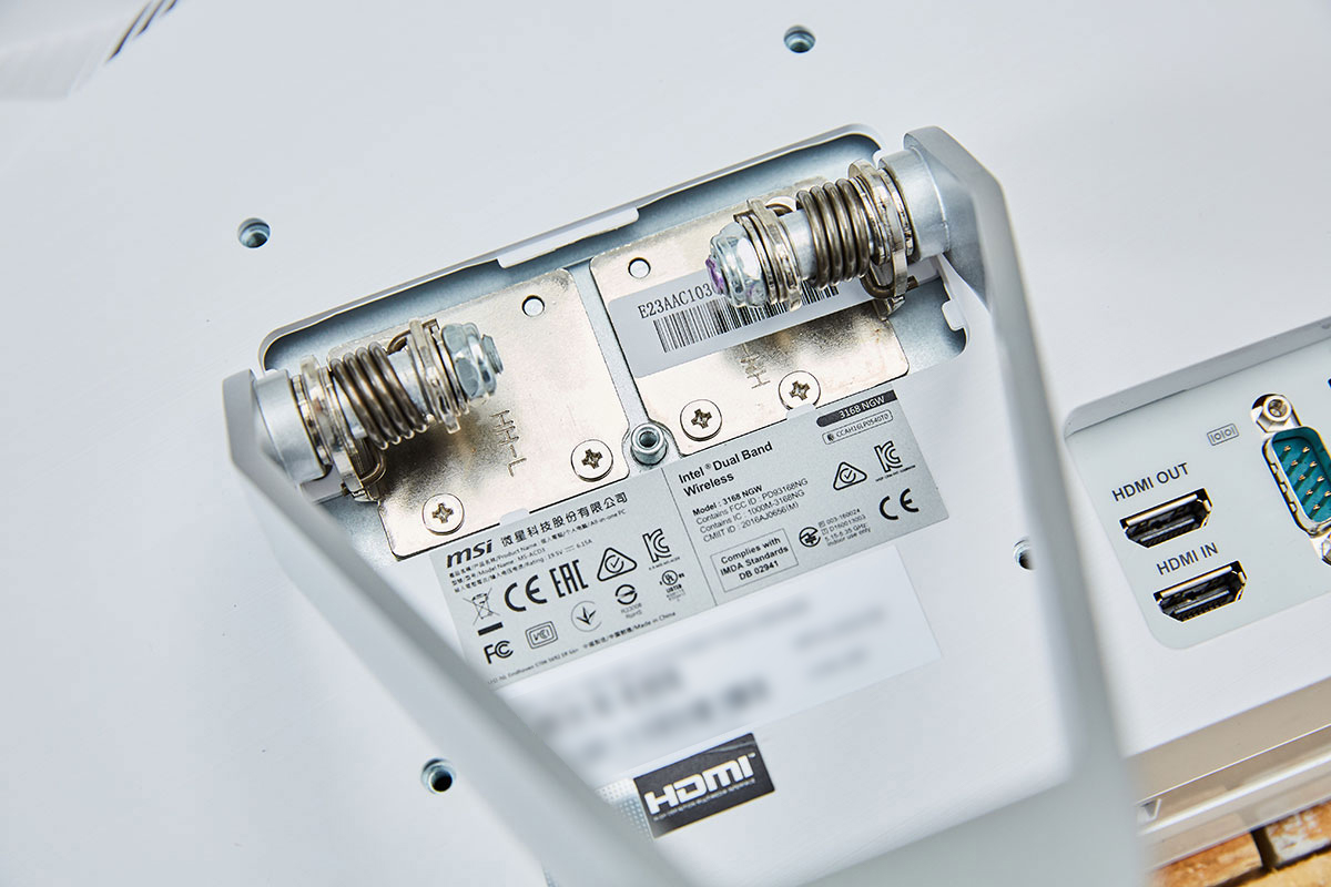 除了直接放置在桌面上的模式外，MSI PRO 22XT 也支援壁掛功能，使用上可以透過卸除螢幕支架的保護蓋來將支架移除。