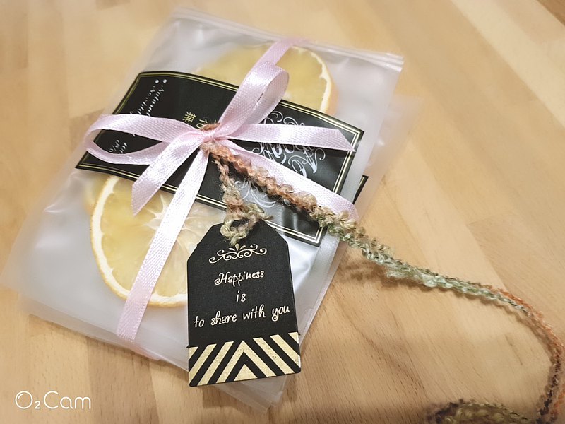 台灣的水果好，值得你知道！ 每種水果都1個小包裝， 方便外出或隨身食用， 口味為5款以上水果隨機搭配出貨。 -蘋果、芭樂、鳯梨、香蕉、芒果、火龍果、柳丁、檸檬、紅肉李...等。