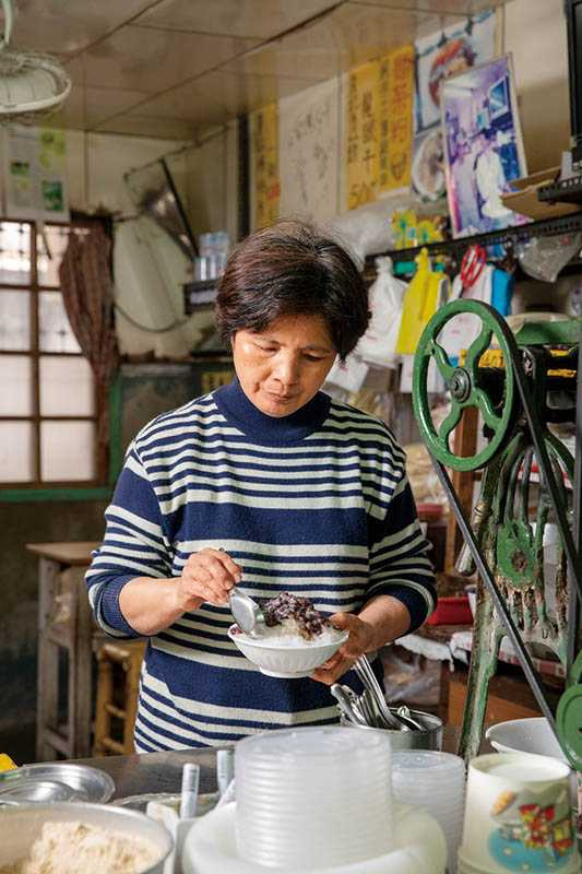 位在麻豆中央市場的「龍泉冰店」，已有百年歷史，所有配料維持店家自製的傳統。（圖／宋岱融攝）