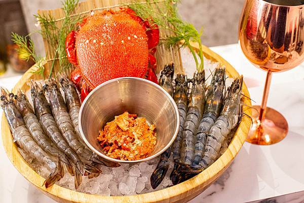 【台中美食】咾鍋風味鍋物-網美神級火鍋店，可愛的小熊火鍋，多樣變化的炙燒料理服務及化妝品甜點！