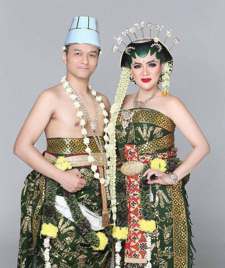 FOTO Cantiknya Vicky Shu Berbusana Pengantin  Solo Basahan  