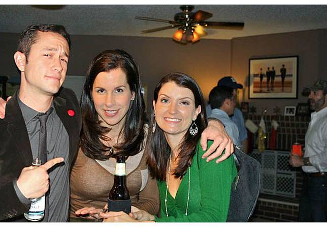 Bermodal Photoshop, 10 Orang Ini 'Undang' Selebritis ke Pestanya!