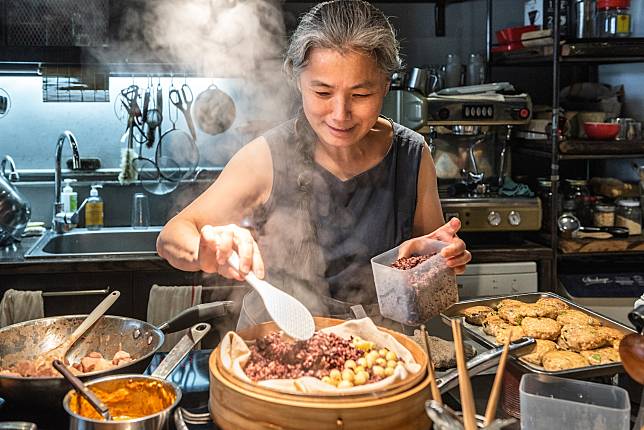 小小蔬房有開放式的廚房，餐廳還設有長型的大桌，客人們在此交流交心。(圖/綠色餐飲指南)