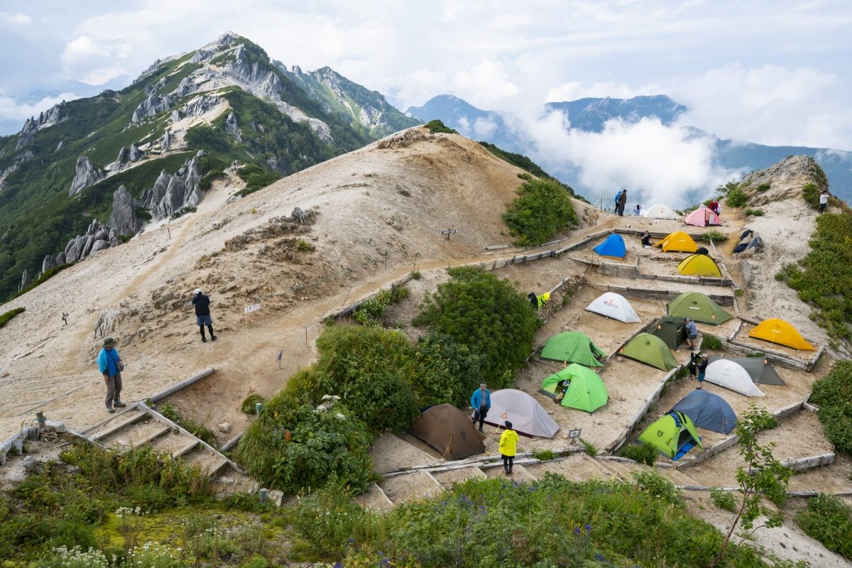 穂高岳山荘 100周年記念 バッチと手拭い - 登山用品