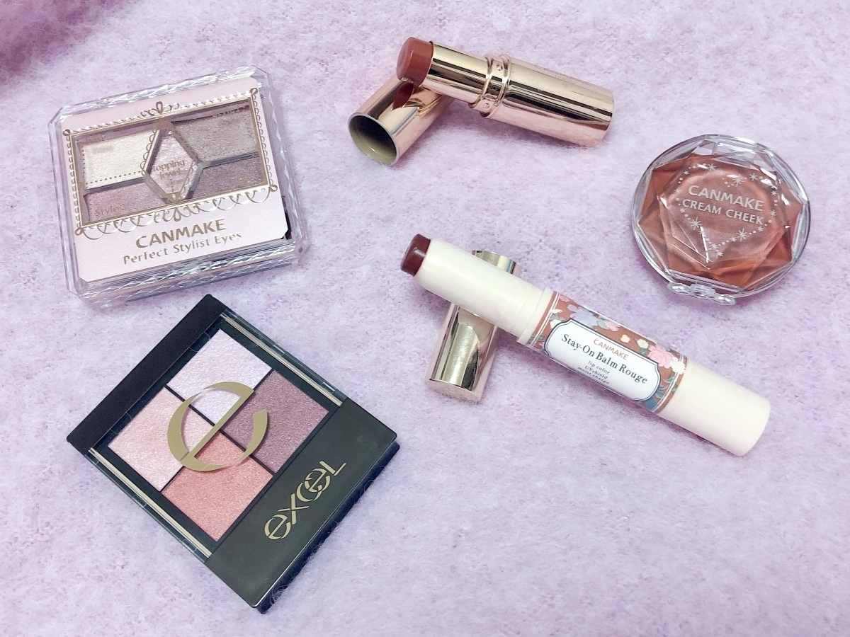 CANMAKE 完美色計眼影盤 #21草莓牛奶摩卡／CANMAKE 絲滑透亮唇膏 #04焦糖磚紅／CANMAKE 唇頰兩用霜 #17焦糖拿鐵／excel 光綻時裳四色眼采 #CS07蜜光薰衣／CANMAKE 唇彩水蠟筆 #16伯爵茶葉