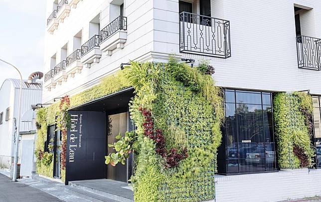 ▲台南特色住宿-安平留飯店入口充滿綠意的植栽牆。 （圖／AsiaYo！亞洲最大的住宿訂房平台）