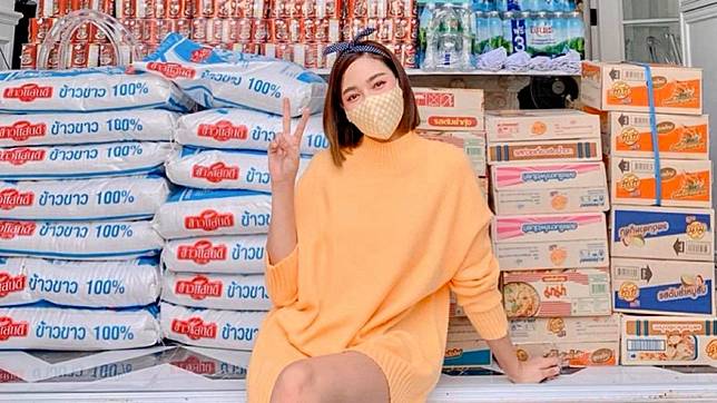 ปุ๊กลุก ฝนทิพย์ แจกอาหารช่วยพี่น้องชาวไทยที่กำลังเดือดร้อนเพราะ ...