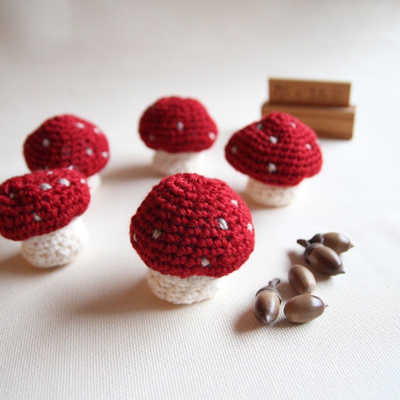 布棉花100%獨家的毛線娃娃。 森林精靈的遊樂園，森林裡的小香菇