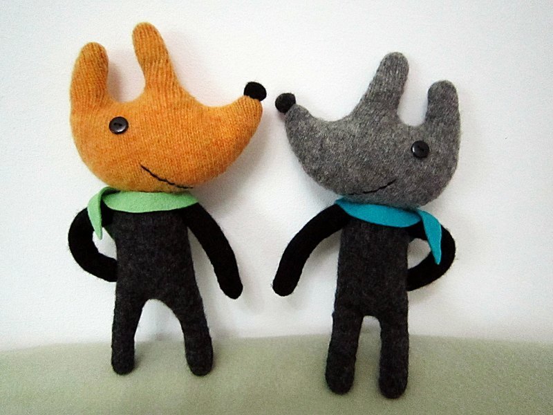 葛瑞與瑪思塔是一對情侶 喜歡穿情侶裝，也愛擺相同的POSE 可愛逗趣的表情，是不是超有型呢！！ ★ 尺寸規格 ★ 身高約20公分 ★ 材質 ★ 毛料、不織布、鈕釦 ★ 產地 ★ Changhua Ta