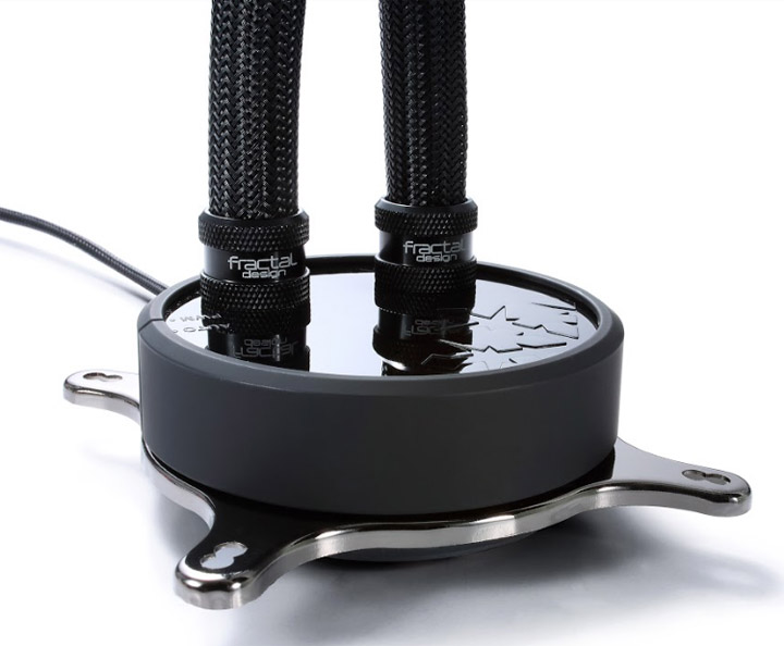 Celsius S24 採用標準 1/4 螺孔設計，在安裝時有更好的相容性。