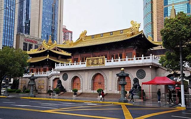 傳江澤民赴上海靜安寺工作人員 是柬埔寨國王 中央通訊社 Line Today