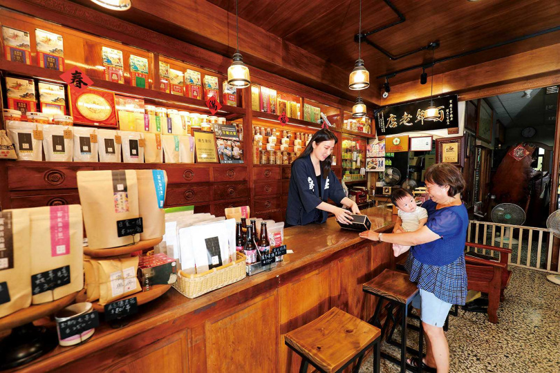 「廣生藥房」雖是百年老店，仍不斷致力於開發創新商品。（圖／于魯光攝）