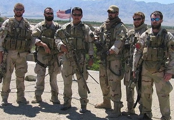 Marcus Luttrell位於右三