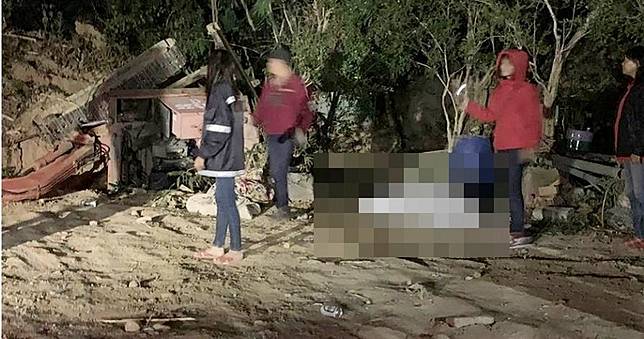怪手翻覆！台中筍農遭重壓慘死　兒到場見「血都乾了」崩潰痛哭