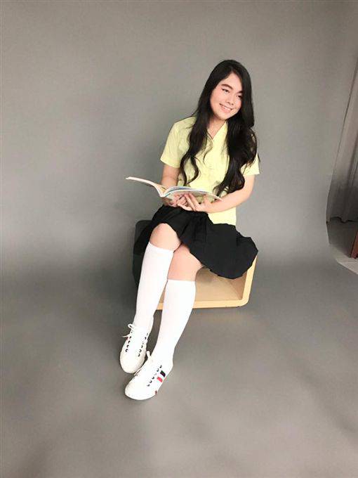 小炳女兒長大了 氣質制服美照曝光 三立新聞網 Line Today