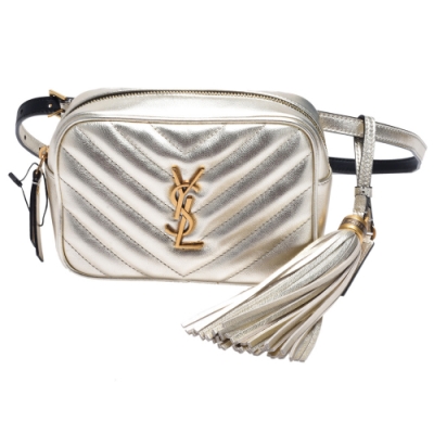 ★經典金色金屬LOGO ★頂級滑面小牛皮展現絕佳質感 ★內裡多夾層設計，實用收納性佳 ★尺寸小巧，可做手拿/腰包兩用