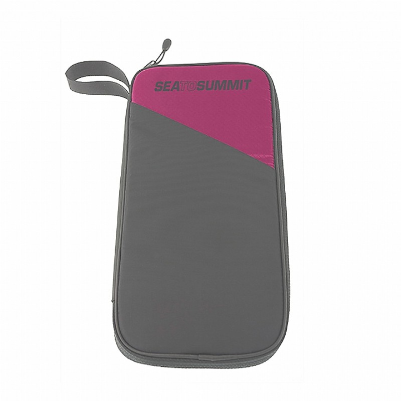 M和L尺寸可以通過外部套來放置護照。+ 內外部均使用YKK® 拉鍊，更為耐用確保收納安全。+ 以Ultra-Sil® 輕量尼龍做內襯，輕量防潑水。+ 各尺寸錢包內部均附有零錢收納空間、外部也附有夾層收