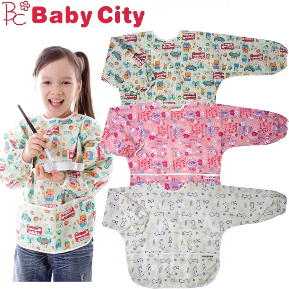 適合3-5歲寶貝，兩側包覆設計，衣服側邊也不擔心弄髒！防水材質隔絕髒汙．清潔好簡單！調節尺寸・口袋設計・收納便利