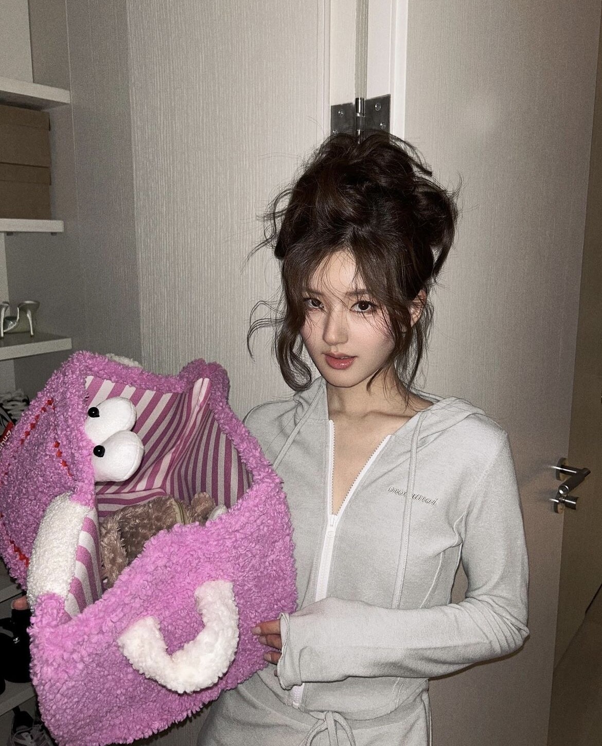 趙露思跳脫清新甜美！新造型化身慵懶辣妹全網瘋學，在家拍照氛圍感滿滿！