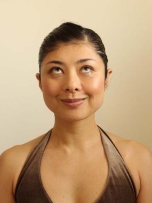 昔に比べ目尻が下がった 目のたるみ に効く顔ヨガで目力アップ