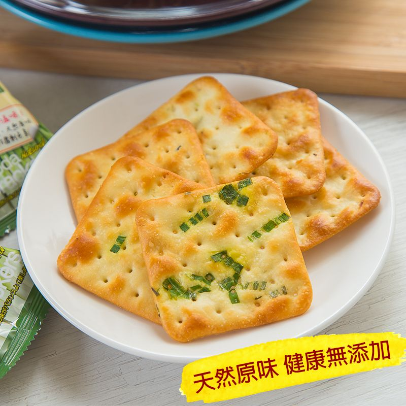 養生薄鹽三星蔥蘇打餅，產自宜蘭特產三星蔥，口感香脆，酥鹹入味，自然風味，好吃涮嘴一片接著一片停不下來！辦公室嘴饞時最佳零食的選擇！原味/三星蔥/黑胡椒/蕎麥黑芝麻/紅藜麥共5種口味，快來和三五好友，家