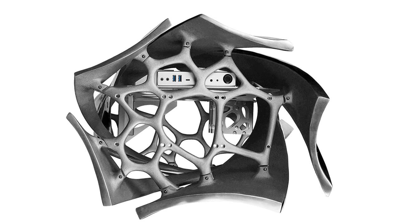 Z-Tower 上方安排 360mm 水冷散熱排安裝位置，抑是前面板擴充埠所在處