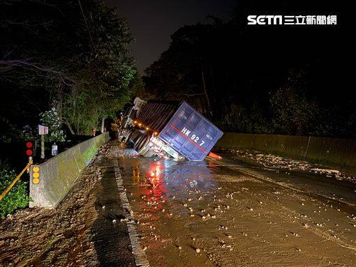 驚！聯結車「輪陷」　半截車身被吃掉