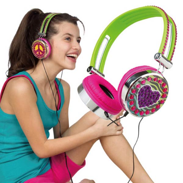 想要有一個專屬自己的時尚耳機嗎? 內附4張圖形耳機面板、130顆寶石貼和4條寶石貼條，讓妳創造出bling bling 又酷炫的個性耳機