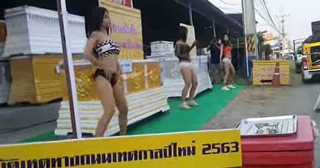 駕駛凍未條！路邊一排比基尼妹熱舞　仔細一看…身後都棺材